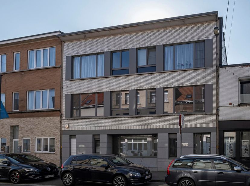 Luxueus gerenoveerd, zeer ruim appartement gelegen op 1e verdieping, in het centrum van Hoboken, dichtbij winkels en openbaar vervoer. <br />
<br />
I