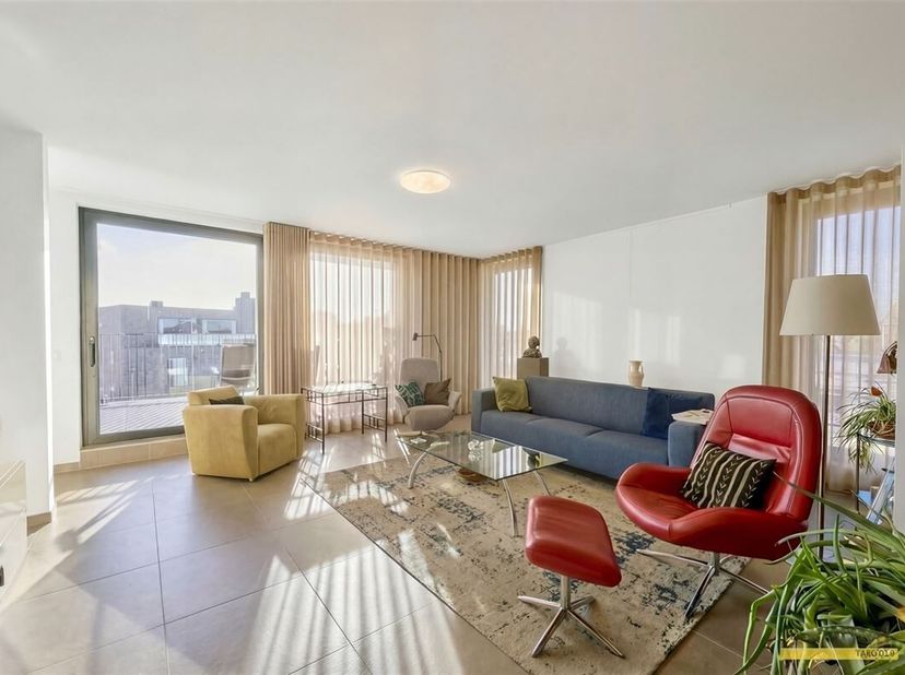 En périphérie immédiate de Lommel Centre, ce penthouse récent attend de nouveaux habitants.<br />
L'appartement est accessible par un ascenseur. L'acc