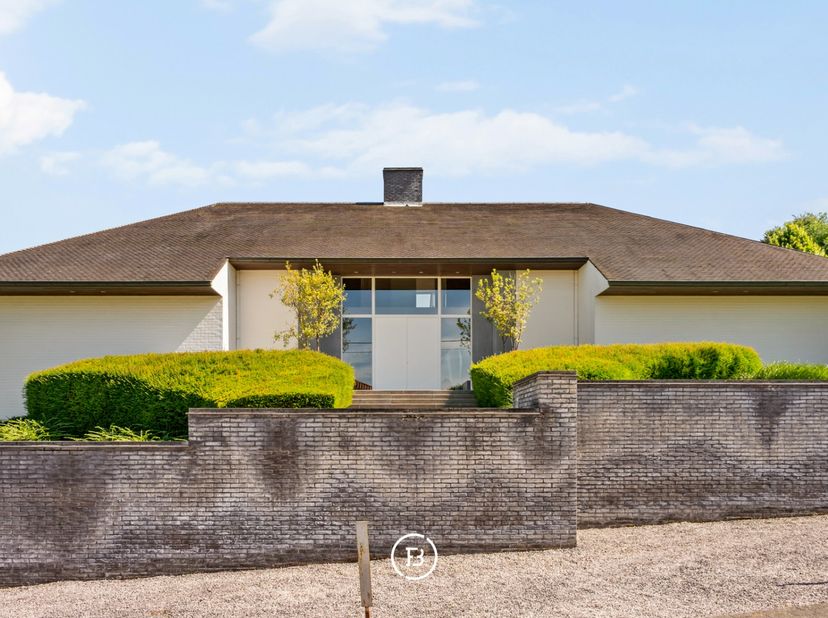In het landelijke Michelbeke, midden in het groene decor van de Vlaamse Ardennen, bevindt zich deze verzorgde vrijstaande villa waar ruimte, privacy e