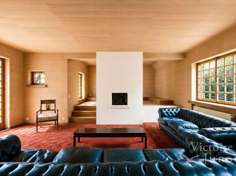 Deze prachtige woning in Sterrebeek biedt u 372 m² wooncomfort op een uniek perceel met een schitterend aangelegde tuin. Met vier ruime slaapkamers en