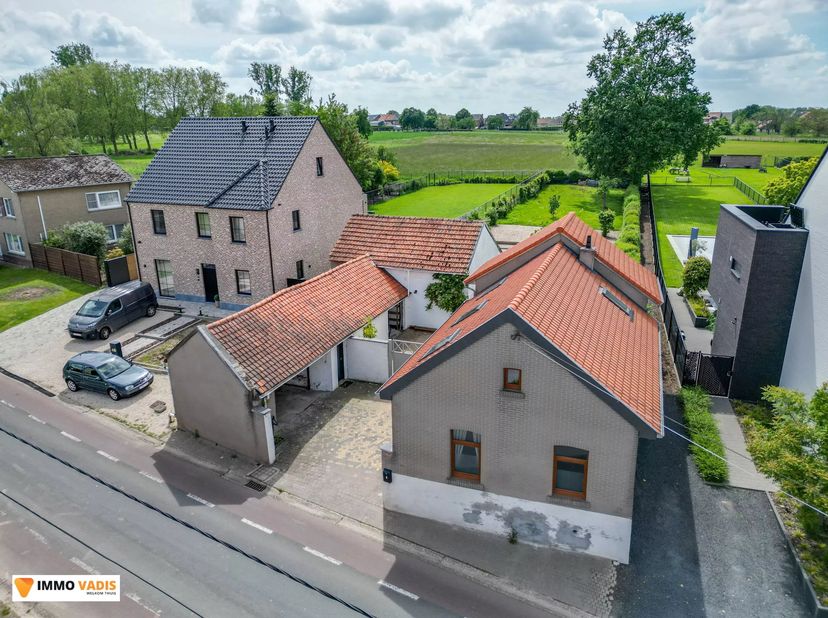 Deze karaktervolle woning combineert authenticiteit met tal van mogelijkheden en beschikt over een gezellige binnenkoer, een prachtig tuin en een bijg