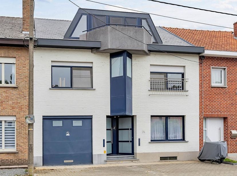 Op een goede locatie in Haaltert vinden we dit opbrengsteigendom met 2 wooneenheden. Deze zijn beiden verhuurd. Er zijn ook telkens aparte ingangen vo