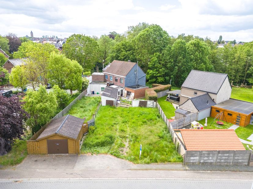 Deze mooie bouwgrond voor een open bebouwing bevindt zich in de Beislovenstraat, naast het Beislovenpark en quasi aan de achterzijde van het park rond