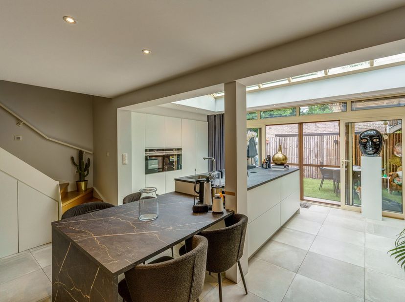 Dit is een richtprijs!!! Deze volledig gerenoveerde woning is gelegen in een rustige, groene omgeving in Muizen (Mechelen), in een doodlopende straat.
