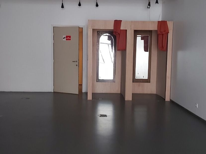 De Panne - handelszaak in het centrumDe totale oppervlakte van de handelsruimte bedraagt 155m² en bestaat uit 2 delen: een gelijkvloerse handelsruimte
