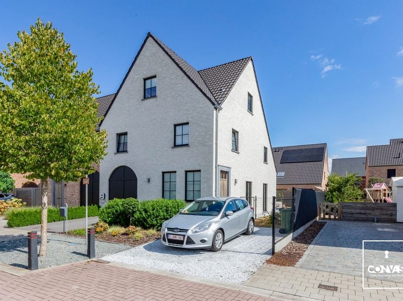 Deze perfect onderhouden woning met vijf slaapkamers&amp;nbsp;is gelegen op een centrale en groene locatie te Evergem. U heeft verschillende winkels, scho