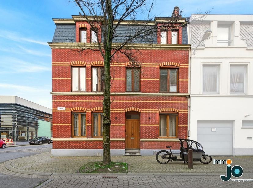 Deze uitzonderlijk ruime gezinswoning is ideaal gelegen in Oostende, op wandelafstand van het station, het strand en het Maria Hendrikapark. Dankzij h