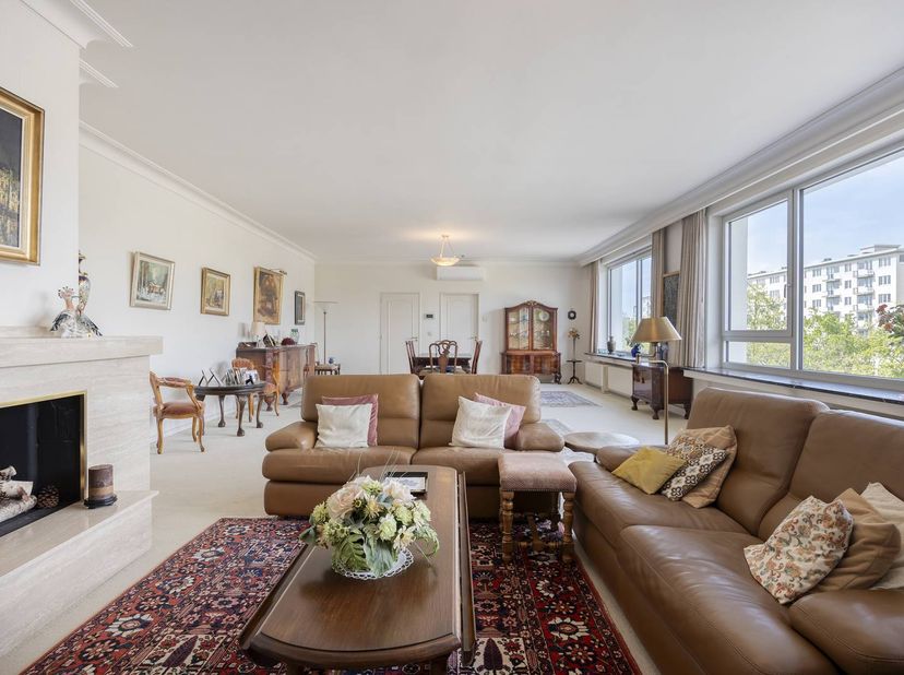 Appartement exceptionnellement spacieux à vendre de pas moins de 214 m², situé sur la célèbre Blancefloerlaan sur la rive gauche, offre une combinaiso