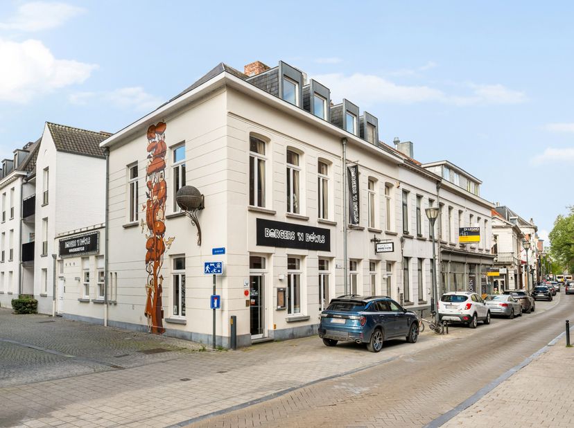Top afgewerkt horecapand te Turnhout. <br />
 <br />
Inkomhal met commerciële ruimte op eiken vloer en sanitaire ruimte, ruime professionele keuken en