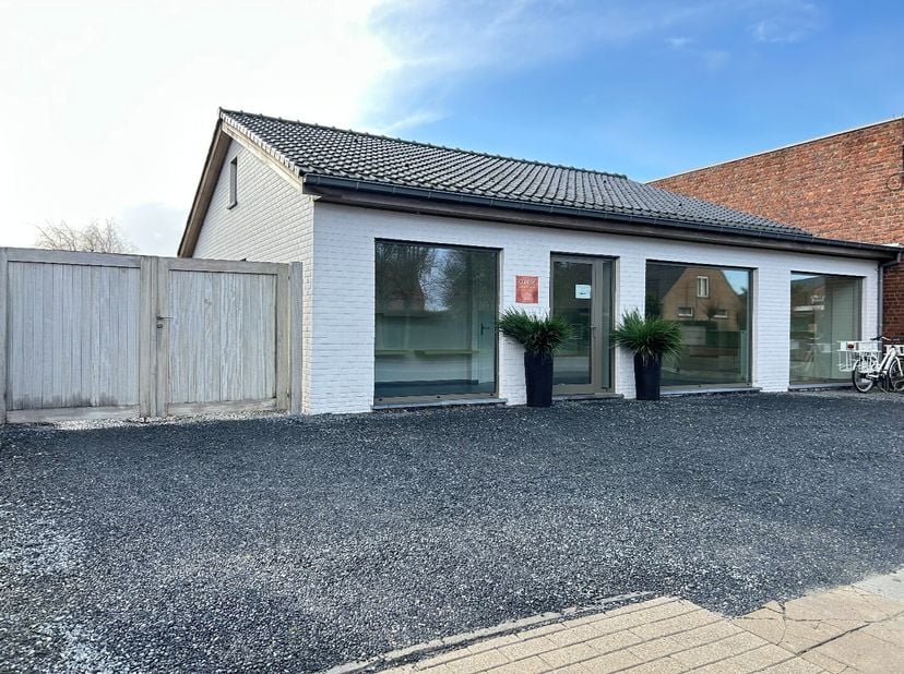 Zeer mooi gerenoveerde woning met grote aparte garage, mooie tuin met ruime oprit en een winkelruimte van ca 45m².<br />
De winkelruimte kan ook uiter