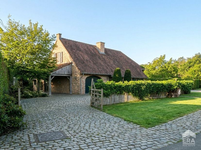 Unieke ligging in een prachtige bosrijke omgeving Deze villa werd opgetrokken met hoogwaardige luxematerialen en biedt een uitzonderlijk hoog niveau v