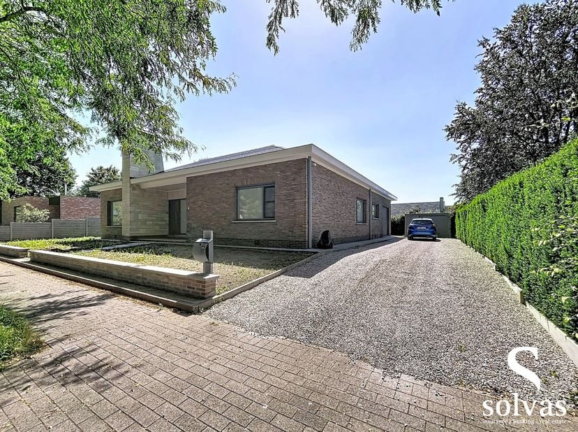 BEZOEKMOMENT VOLZET!<br />
Deze prachtige gerenoveerde woning is gelegen in een rustige woonwijk en is voorzien van alle hedendaags comfort. Alsook ge