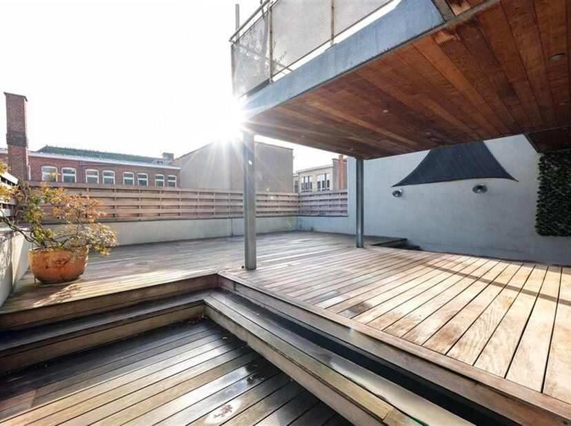 Au coeur du centre historique, découvrez ce somptueux duplex de standing, alliant prestige, confort et calme absolu. Baigné de lumière, il souvre sur
