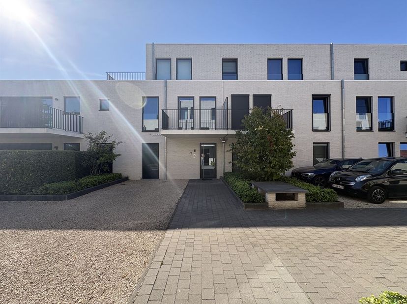 Recent appartement met twee slaapkamers en ruim terras<br />
Ligging: Gunstig gelegen en vlot bereikbaar met goede ontsluiting naar de E34 en omliggen