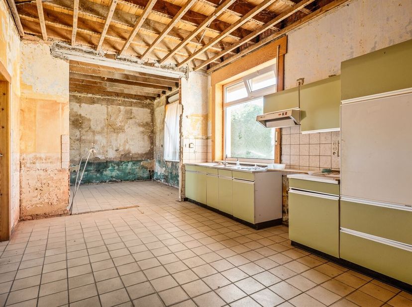 Ferme authentique à rénover<br />
Cette authentique ferme à rénover est située dans un environnement exceptionnellement calme et verdoyant, nichée dan