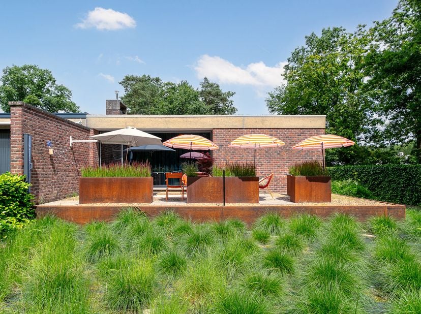 Instapklare bungalow met onderhoudsvriendelijke tuin op een toplocatie in Maasmechelen en op slechts 200 meter van Nationaal Park De Hoge Kempen. Deze