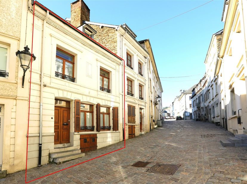 Charmante maison située au centre ville de Bouillon, dans un quartier entièrement rénové, toute proche de la Semois.<br />
Construction mitoyenne en