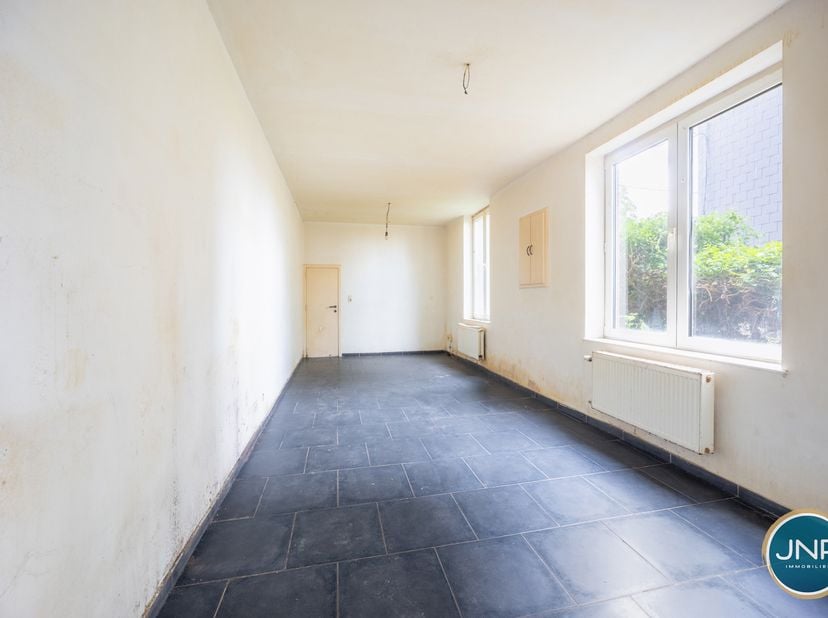 JNP Immobilier a le plaisir de vous présenter cet appartement au beau potentiel situé au rez-de-chaussée d'un immeuble de deux appartements. Cet appar