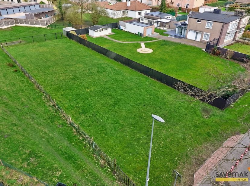 Ce terrain à bâtir (développement ouvert) de 7a17ca (largeur 16,06m) est situé dans une rue calme, mais à deux pas de Mol Centre.<br />
<br />
Depui