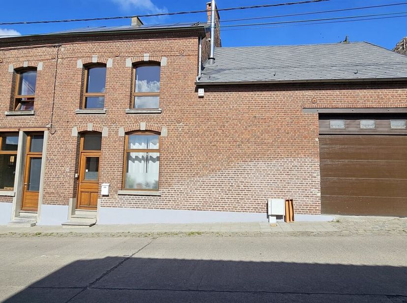 Prix: Offre à partir de 285.000 euros, frais d'agence non inclus et à charge de l'acquéreur.<br />
Chouette maison idéale pour profession libérale et