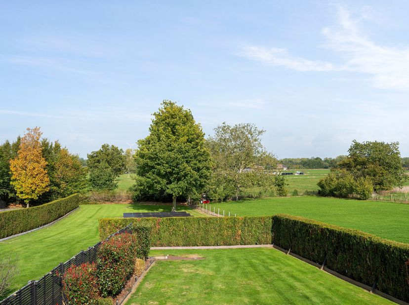 Gelegen op een uitzonderlijk perceel van ca. 3.299 m² met een indrukwekkende straatbreedte van +-41 meter, biedt deze volledig gerenoveerde villa een