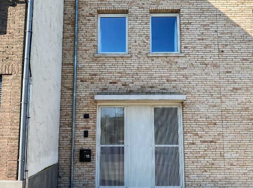 Deze prachtige nieuwbouw rijwoning in Wetteren biedt alles wat je zoekt in een ideale woning. Met een tuin, vier slaapkamers, twee badkamers en een en