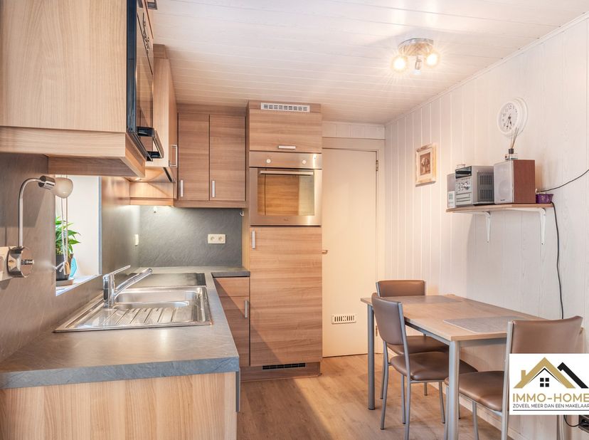 Deze mooie rijwoning is gelegen in een rustige buurt, en ontvangt je in een compacte inkomhal. Ze kom je verder tot in de gezellige leefruimte, bestaa