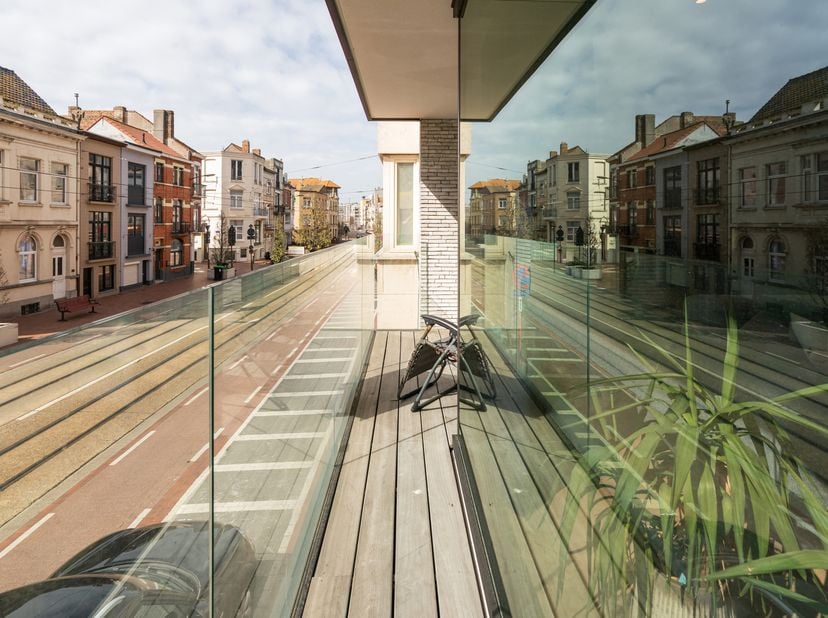 In De Smet de Naeyerlaan in Blankenberge vind je deze ruime en recente omgekeerde duplex (bouwjaar 2022) met een bewoonbare oppervlakte van maar liefs