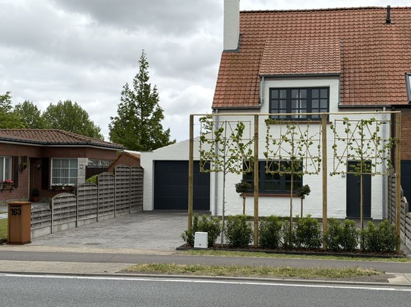 Deze volledig gerenoveerde woning, inclusief een gloednieuwe bijbouw uit 2024, is gunstig gelegen op een goede invalsweg. Het huis combineert modern w
