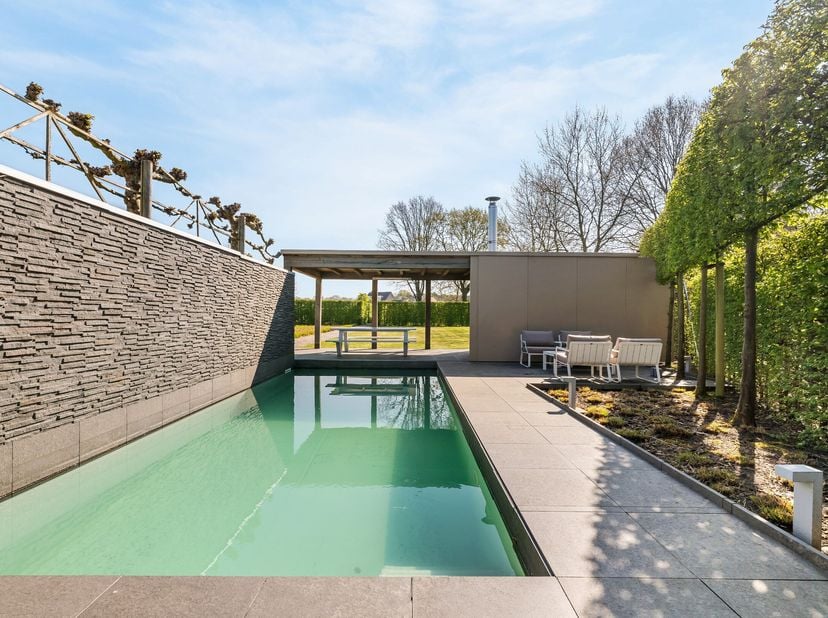 Schitterende moderne villa (bouwjaar 2001) met kantoren/praktijk of extra leefruimte op prachtige kavel van 3.140 m² is gelegen nabij het centrum van