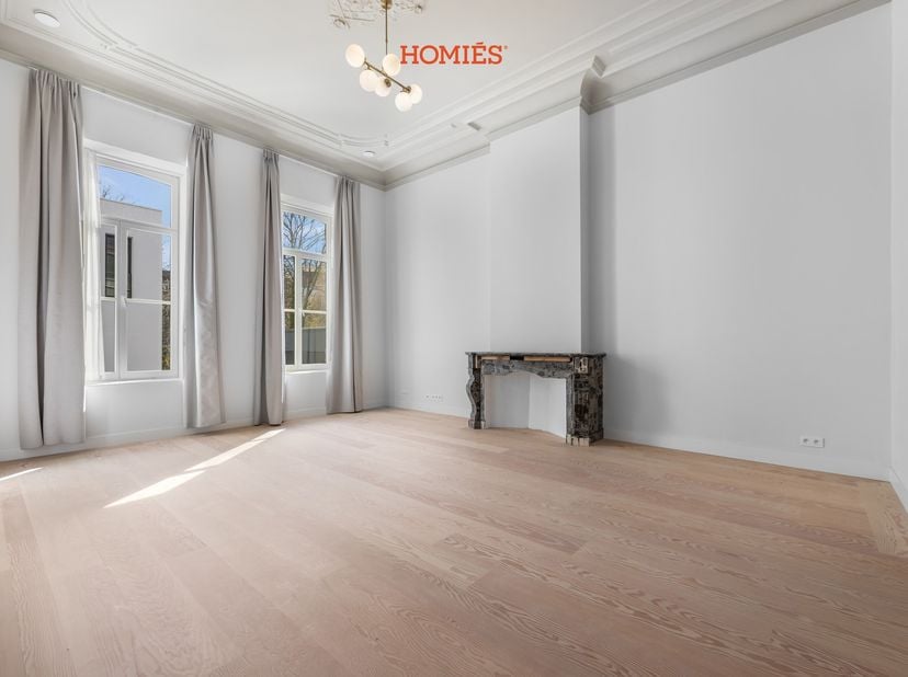 Wij stellen u graag dit exclusief gerenoveerde appartement voor op de Bondgenotenlaan in Leuven, een absolute topligging in het centrum. Het apparteme