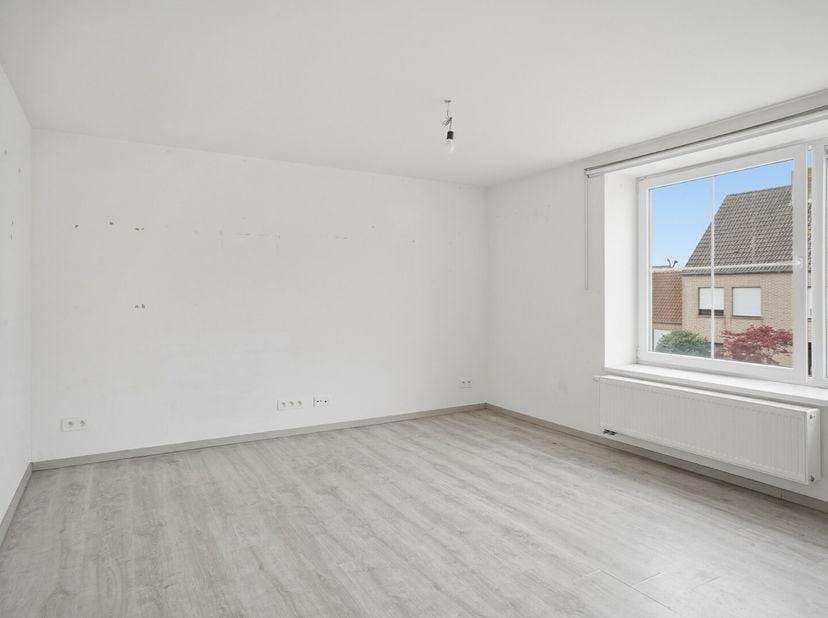 Centraal gelegen in Assebroek bevindt zich dit veelzijdige opbrengsteigendom op een perceel van 240 m², bestaande uit een handelsgelijkvloers met bove