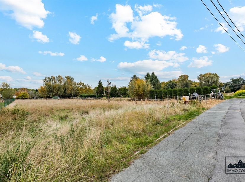 Deze bouwgrond vormt een ideale opportuniteit voor wie zonder tijdverlies wil starten met bouwen. Voor dit perceel werd reeds een omgevingsvergunning