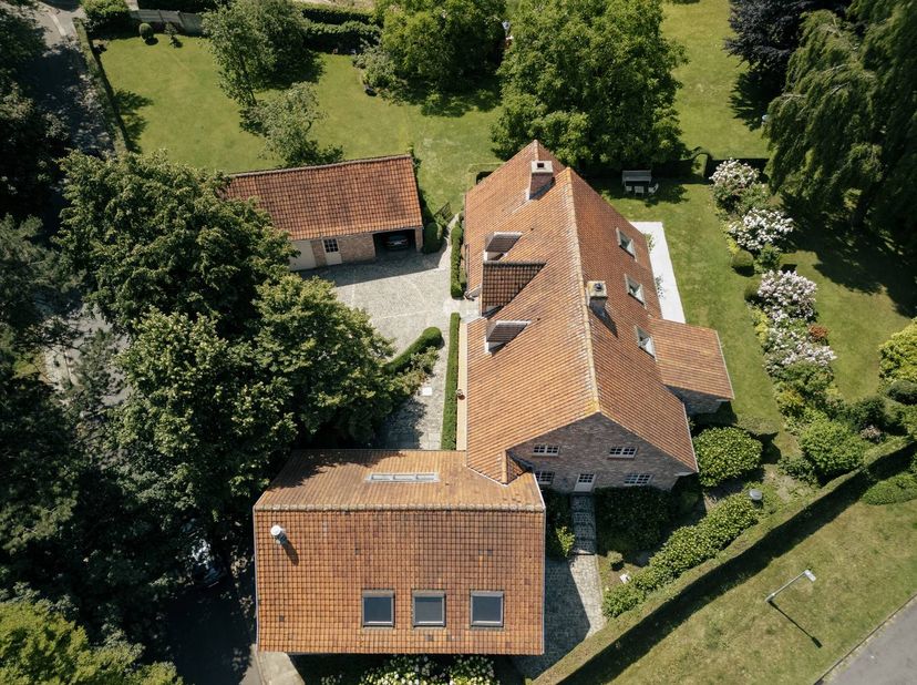 Rustig gelegen charmant villa-landhuis met schitterende parktuin nabij Kortrijk.<br />
<br />
Het centraal gelegen hoofdgebouw vormt het warme hart va