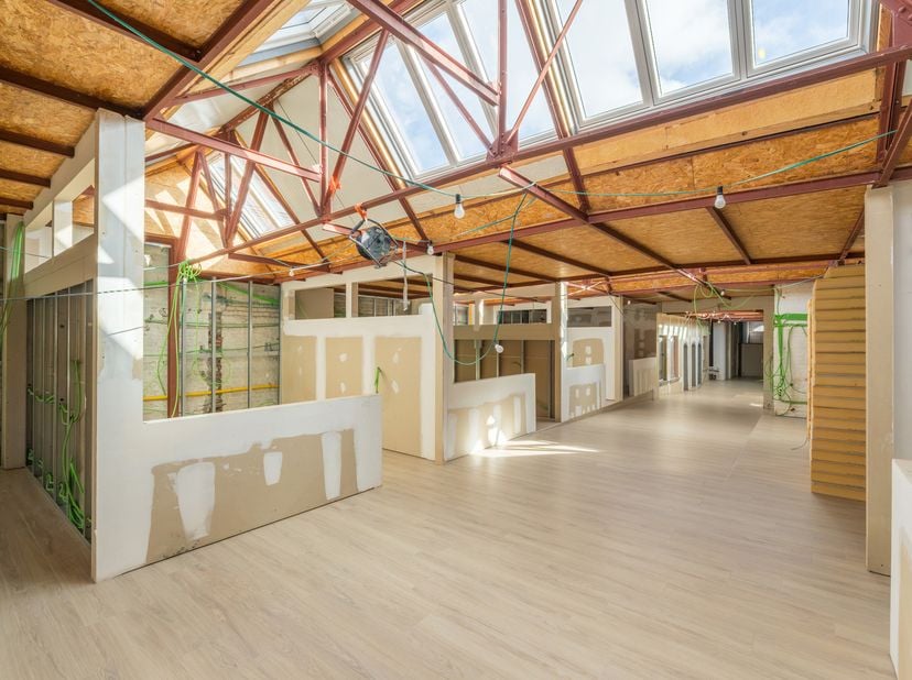 UCCLE, op 100m van het station Calevoet, in een wijk in volle transformatie, KANTOOR- EN WINKELGEBOUW van ±1.270m² bruikbare oppervlakte grotendeels g
