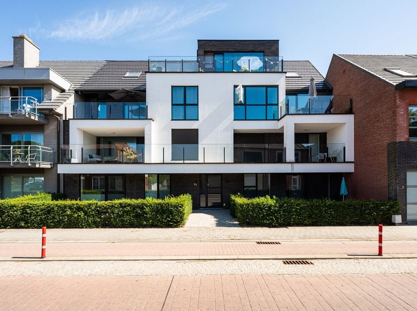Dit prachtige moderne&amp;nbsp;appartement, gelegen op de tweede verdieping van een recente residentie&amp;nbsp;uit 2021, biedt alle moderne comfort waar u na