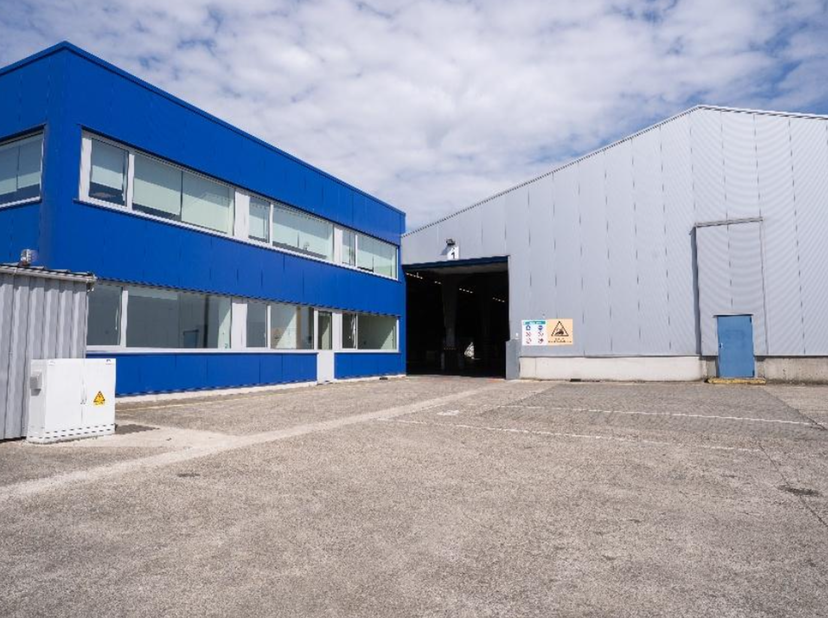 Op de strategisch gelegen logistieke site Schomhoeve Logistic Center te Antwerpen bieden wij een magazijnruimte van ca. 6.226 m² aan, gecombineerd met
