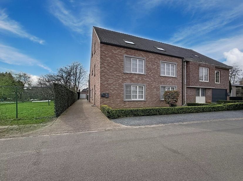Bent u op zoek naar een ruim en veelzijdig appartement met tal van mogelijkheden? Dit duplex appartement, gelegen aan de Ruiterijstraat 6A in Lommel,