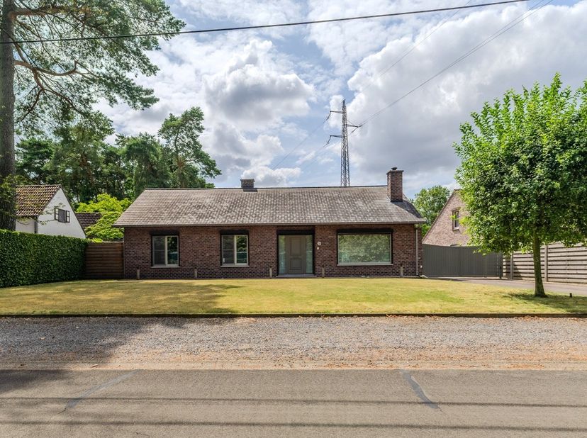 Bent u op zoek naar een goed onderhouden, gelijkvloerse woning met een ruime tuin en alle comfort? Dan is deze charmante vrijstaande bungalow in een b