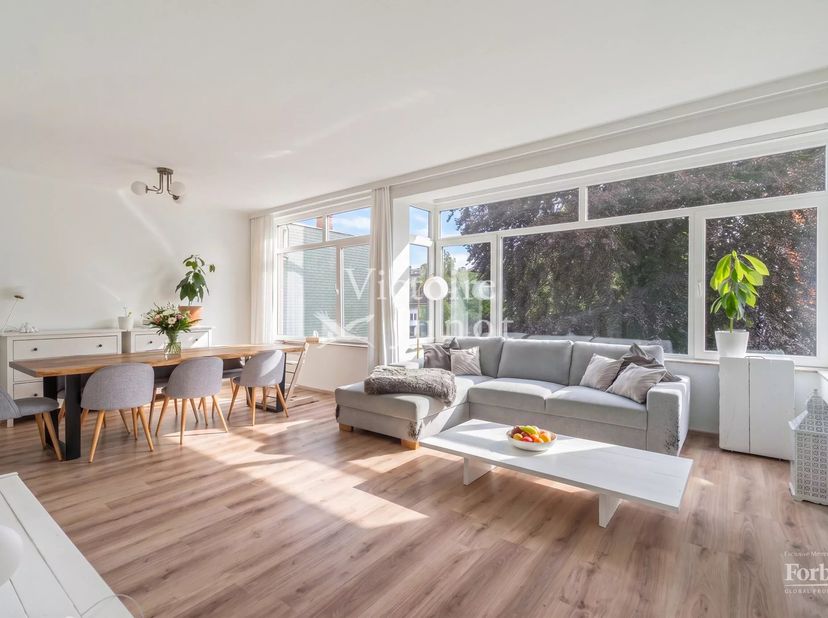 Ideaal gelegen in de zeer gewilde wijk Cavell, biedt Victoire-Junot u exclusief dit charmante appartement van ± 82 m² bruto, gelegen op de 3e verdiepi