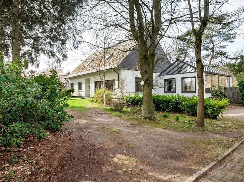 In een rustige straat in Grobbendonk, aan de Eekhoutstraat, bevindt zich deze zeer ruime gezinswoning met veel potentieel. De woning ligt in een groen