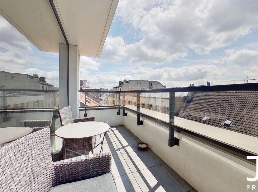 Visite virtuelle disponible en cliquant sur le logo 360° en bas à gauche de la photo ou en bas à droite de ce descriptif texte.<br />
<br />
Situé à d