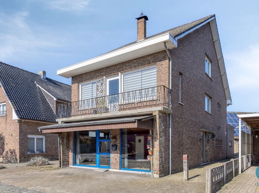 Deze handelswoonst bevindt zich nabij het centrum en is gelegen op een perceel van 586m², met een ruime parking en toegankelijkheid aan de voor- en ac