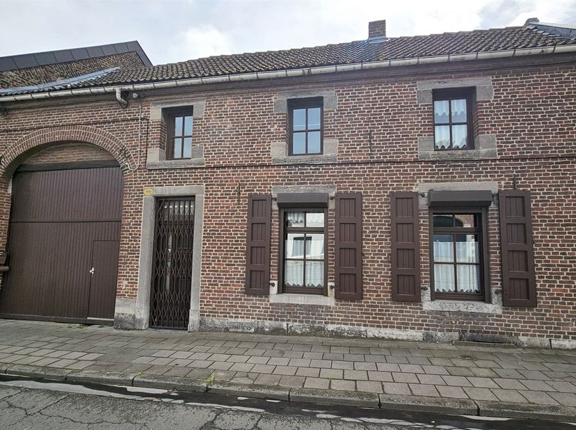 SOUS OPTION - PLUS DE VISITE - Prix: Offre à partir de 180.000 euros, frais d'agence non inclus et à charge de l'acquéreur.<br />
Grande maison à réno