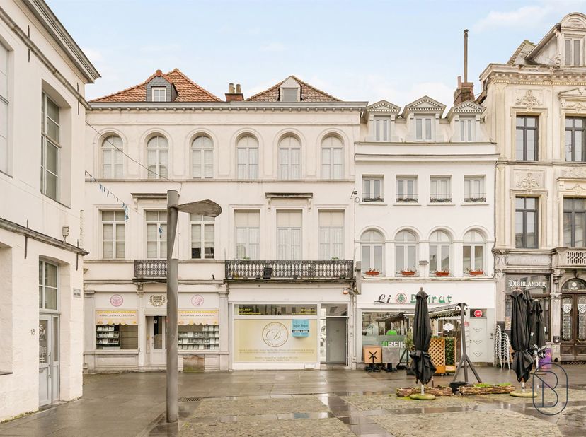 Grote recent gerenoveerde handelsruimte met potentiële woonst, gelegen in het hart van het historische centrum van Tournai, pal op de Place Saint-Pier