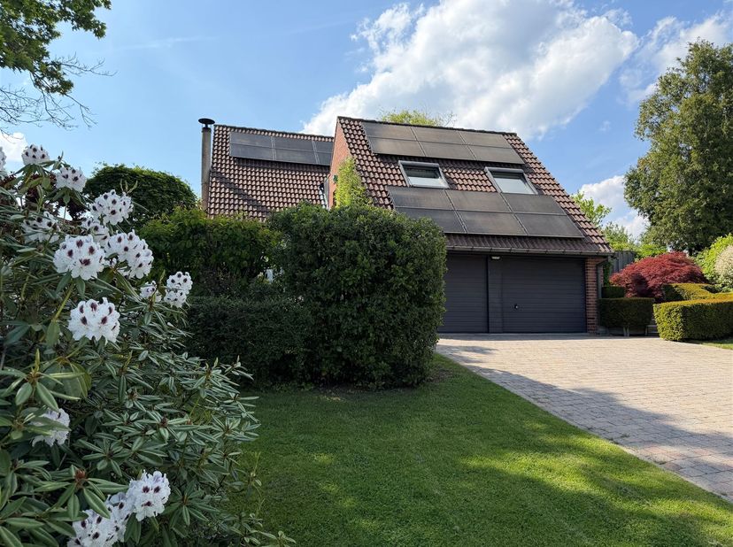 Génération Immo heeft het genoegen u deze aangename, moderne villa voor te stellen, gelegen in DION-VALMONT in een rustige, gewilde woonwijk, op slech