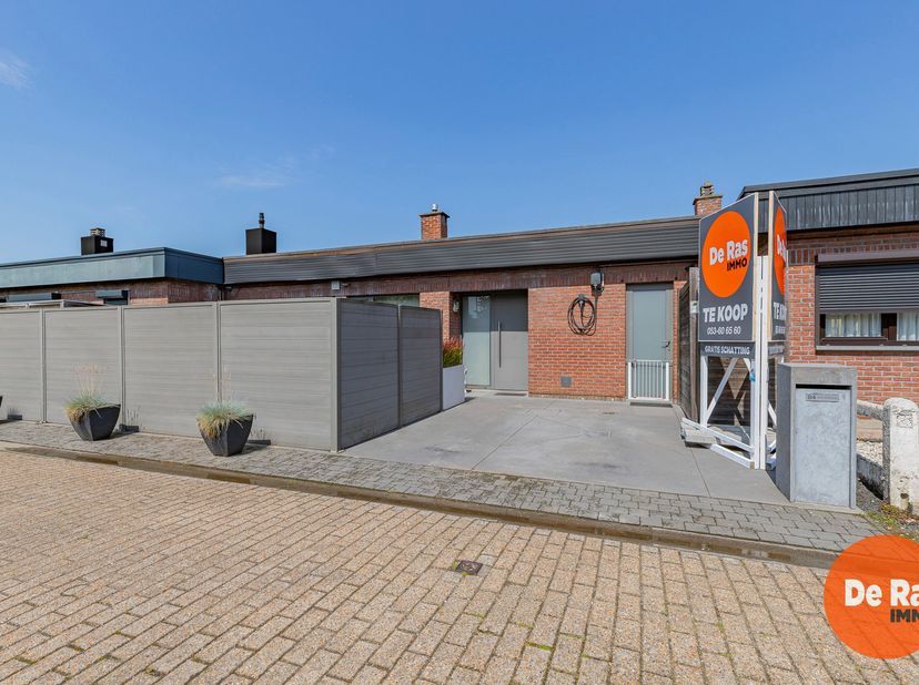 EERSTE BEZOEKDAG ZONDAG 5/07 VAN 10U TOT 14U (enkel op afspraak!)<br />
WICHELEN - Deze instapklare woning vindt u op een uitstekende locatie nabij he