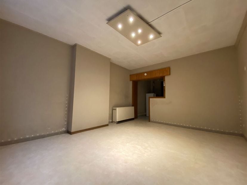 Immeuble de rapport à moderniser comprenant 2 appartements 1 ch. situé sur 78 centiares au centre-ville de Péruwelz.<br />
Au rdc : un appartement de