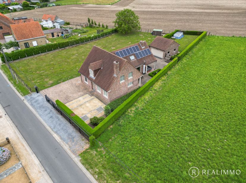 Ligging:<br />
Deze alleenstaande villa is rustig gelegen in Sint-Eloois-Vijve, op slechts 5 minuten van het centrum van Waregem en vlakbij de belangr