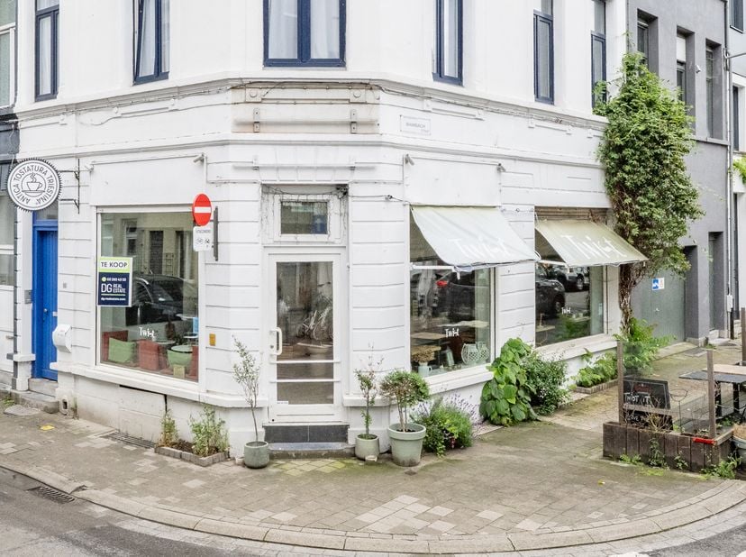 Opportunité unique : immeuble d’angle entièrement rénové et prêt à l’emploi, situé dans un emplacement de premier choix à Anvers.<br />
DG Real Estate